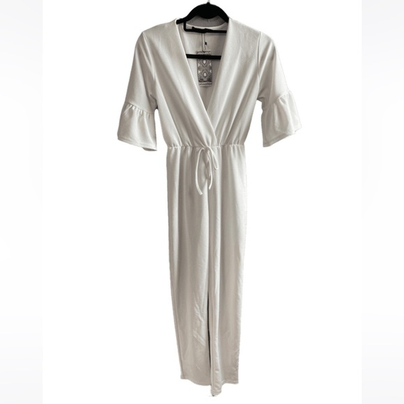 NWT Boohoo plunge front tie waist flutter sleeve white cropped jumpsuit. Size 6. - Picture 4 of 8